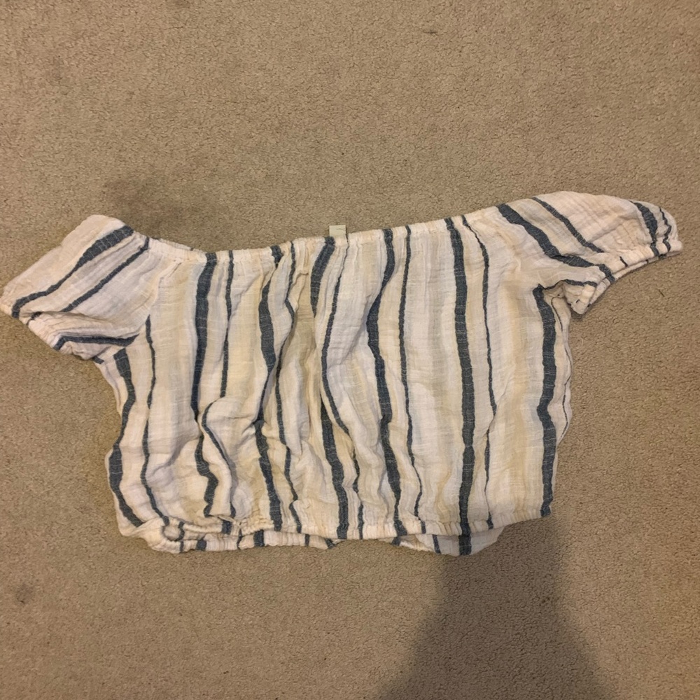 American Eagle off the shoulder shirt size Large